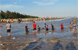 Tìm thấy thi thể 1 trong 3 học sinh bị sóng biển cuốn trôi ở Nam Định