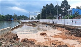 Khắc phục sự cố sụt lún hơn 50m đê bao chống ngập ở Vĩnh Long