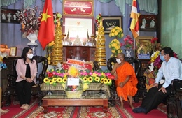 Phó Chủ tịch nước Võ Thị Ánh Xuân thăm chức sắc Phật giáo Nam tông Khmer tại Trà Vinh