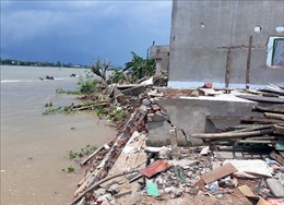 An Giang: Sạt lở nghiêm trọng bờ sông Châu Đốc, di dời khẩn cấp 6 nhà dân