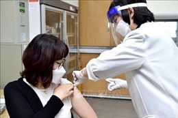 Hàn Quốc tiêm mũi bổ sung ngừa COVID-19 bằng vaccine cải tiến của Moderna