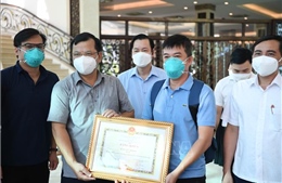 Thủ tướng khen thưởng 32 thầy thuốc tiêu biểu chống dịch COVID-19