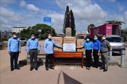 Tặng 5.000 khẩu trang y tế cho Hội Liên hiệp Thanh niên Campuchia