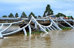 Sập phần trang trí trên cầu bắc qua sông Maspero tại Sóc Trăng