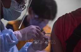 Indonesia bắt đầu tiêm vaccine ngừa COVID-19 liều 3 cho các nhân viên y tế 