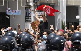 Tổng thống Tunisia giải tán Chính phủ, đình chỉ Quốc hội