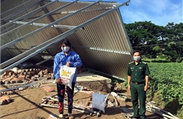 Bộ đội Biên phòng Sóc Trăng thăm tặng quà và giúp dân khắc phục hậu quả lốc xoáy