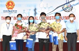 Khen thưởng học sinh có thành tích xuất sắc tại Kỳ thi Olympic Hóa học quốc tế 
