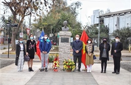 Đại sứ quán Việt Nam tại Chile đặt vòng hoa tưởng nhớ Chủ tịch Hồ Chí Minh 