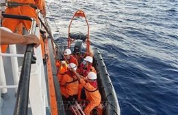 Kịp thời cứu hộ 3 người dân gặp nạn trên biển