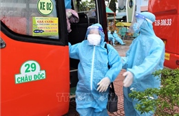 Đón thai phụ, trẻ em, người có hoàn cảnh khó khăn từ vùng dịch về quê