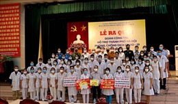 Thêm 300 cán bộ y tế tỉnh Hòa Bình hỗ trợ Hà Nội chống dịch COVID-19