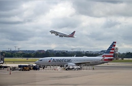 American Airlines hủy hàng trăm chuyến bay do thiếu nhân viên và thời tiết xấu