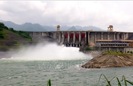 14 giờ ngày 8/11, đóng một cửa xả hồ Thủy điện Tuyên Quang