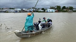Nhiều nơi ở Bình Định vẫn ngập trong nước lũ, giao thông bị chia cắt