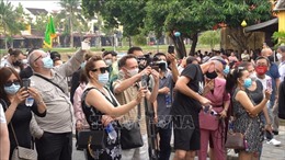 Quảng Nam: 50 du khách quốc tế thích thú tham quan khu phố cổ Hội An