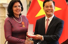 Trao Huân chương Hữu nghị cho nguyên Đại sứ Cuba tại Việt Nam