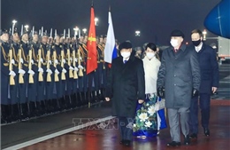 Chủ tịch nước Nguyễn Xuân Phúc tới Moskva, bắt đầu thăm chính thức Liên bang Nga