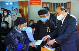 Chủ tịch nước thăm các hộ gia đình được hỗ trợ nhà ở tại Hà Giang