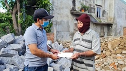 Hỗ trợ các hộ dân có nhà sập hoàn toàn và hư hỏng do lũ lụt tại Bình Định