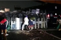 Đụng độ giữa cảnh sát Mexico và người di cư quá khích khiến 17 người bị thương