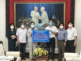 Trao tặng khẩu trang y tế và kinh phí xây dựng nhà Đại đoàn kết tại Kon Tum