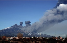 Núi lửa Etna &#39;thức giấc&#39;, các sân bay trên đảo Sicily phải đóng cửa