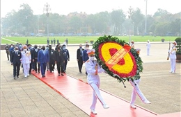 Tổng thống Cộng hòa Sierra Leone vào Lăng viếng Chủ tịch Hồ Chí Minh