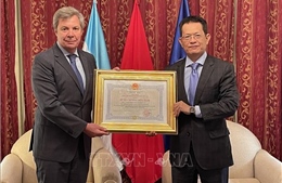 Trao tặng Huân chương Hữu nghị cho nguyên Đại sứ Argentina tại Việt Nam