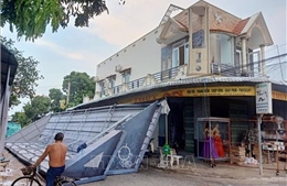 Giông lốc ở An Giang khiến 158 căn nhà bị sập và tốc mái