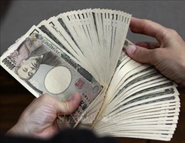 Đồng yen tiếp tục mất giá 