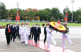 Thủ tướng Nhật Bản Kishida Fumio vào Lăng viếng Chủ tịch Hồ Chí Minh