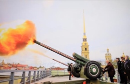 Nga bắn pháo chào mừng 132 năm Ngày sinh Chủ tịch Hồ Chí Minh