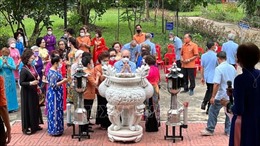 Người Việt tại Udon Thani dâng hương lên bàn thờ Bác Hồ