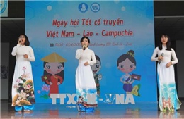 Trao tặng áo dài cho sinh viên Lào, Campuchia đang sinh sống, học tập tại Thành phố Hồ Chí Minh