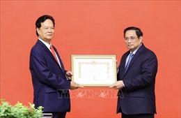 Nguyên Thủ tướng Nguyễn Tấn Dũng được tặng Huy hiệu 55 năm tuổi Đảng