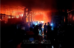 Bình Dương: Khống chế đám cháy lớn tại kho xưởng trong khu đông dân cư