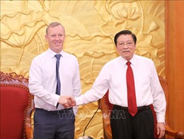 Đồng chí Phan Đình Trạc tiếp Đại sứ Vương quốc Liên hiệp Anh và Bắc Ai-len tại Việt Nam