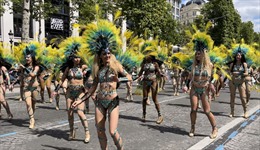 Paris sôi động với sự trở lại của lễ hội hóa trang nhiệt đới
