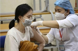 Lo ngại &#39;dịch chồng dịch&#39;, Hà Nội yêu cầu đẩy mạnh tiêm vaccine phòng COVID-19