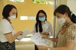 Hình ảnh thí sinh Hà Nội bước vào môn thi đầu tiên trong kỳ thi tốt nghiệp THPT
