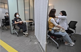 Hàn Quốc giảm độ tuổi đủ điều kiện tiêm mũi thứ 4 vaccine ngừa COVID-19