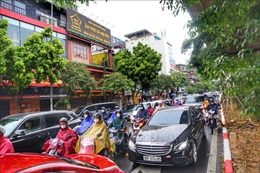 Mưa lớn kéo dài gây ùn tắc nhiều tuyến phố ở Hà Nội