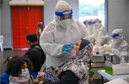 Giới chức y tế Malaysia hối thúc chính phủ tăng cường kiểm soát dịch COVID-19 