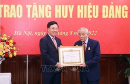 Đồng chí Nguyễn Mạnh Cầm nhận Huy hiệu 75 năm tuổi Đảng