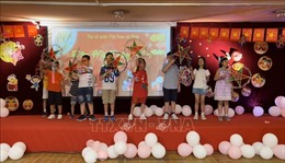 Trẻ em Việt Nam tại Pháp vui đón Tết Trung thu
