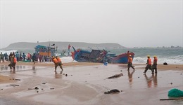 Hải quân cứu tàu cá Phú Yên bị mắc cạn tại khu vực đảo Sinh Tồn, quần đảo Trường Sa
