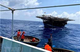 Hải quân Vùng 2 cấp cứu ngư dân bị bệnh trên biển