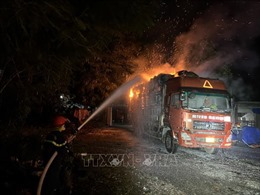 Tuyên Quang: Kịp thời chữa cháy xe tải chở hàng trong đêm
