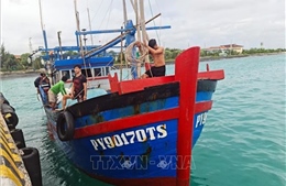 Hải quân giúp ngư dân khắc phục sự cố tàu cá trên vùng biển thuộc huyện đảo Trường Sa